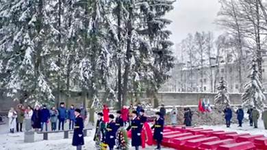 مراسم دفن لرفات ضحايا الإبادة التي ارتكبتها قوات هتلر النازية في لينينغراد الروسية